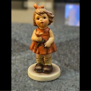 Goebel Hummel Figurine – “Ein Röschen für Dich Roses Are Red” – First Issue 1998